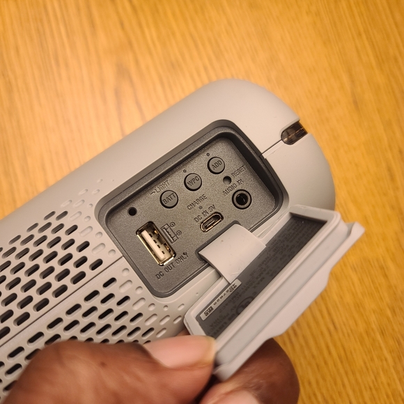 SONY Extra Bass SRS-XB32 | Portable Bluetooth Speaker | Silver | Dustproof - Picture 8 of 11